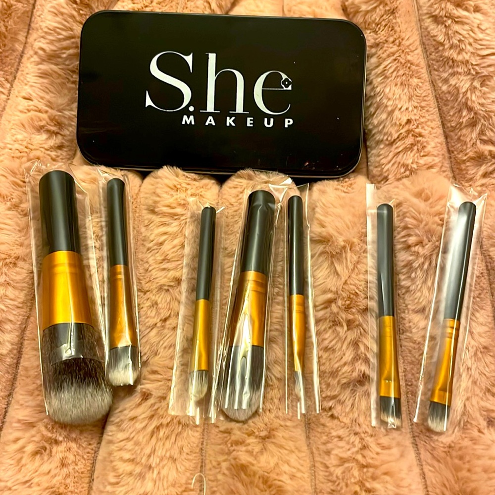 SHE makeup  ✨ travel/ on the go makeup brush set New in case